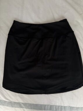 Black athletic mini skort with Smooth Waistband and pockets for golf/pickleball
